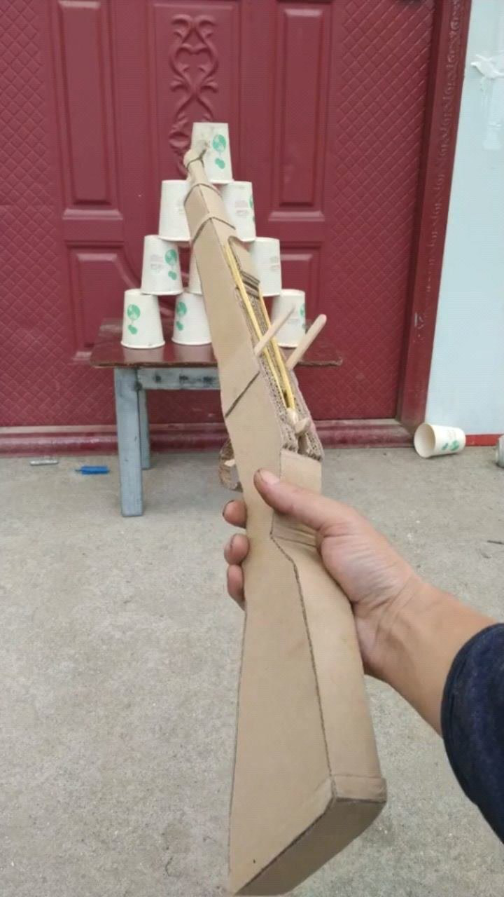 男子自制纸板98k利用废旧纸盒这手也太巧了