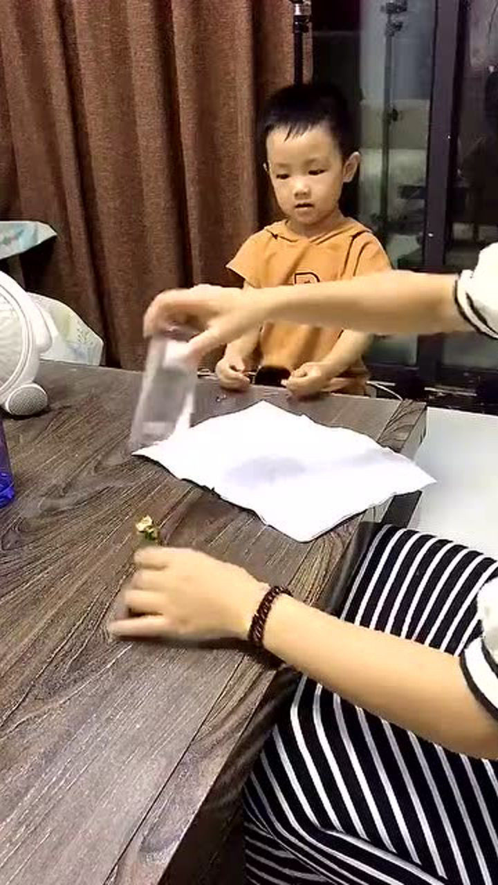 这种魔术不止能骗小孩子,连大人都能骗得了