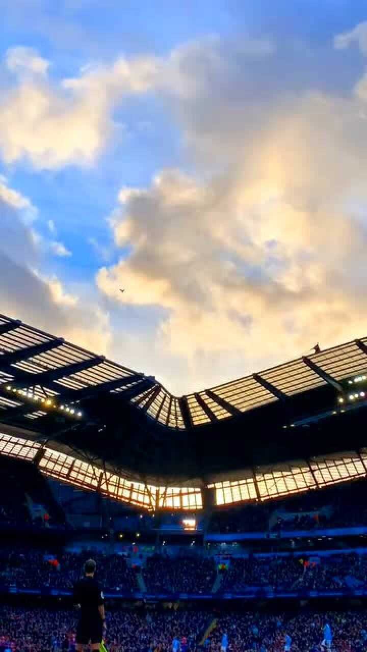 伊蒂哈德球场的一角,仰望蓝色的天空