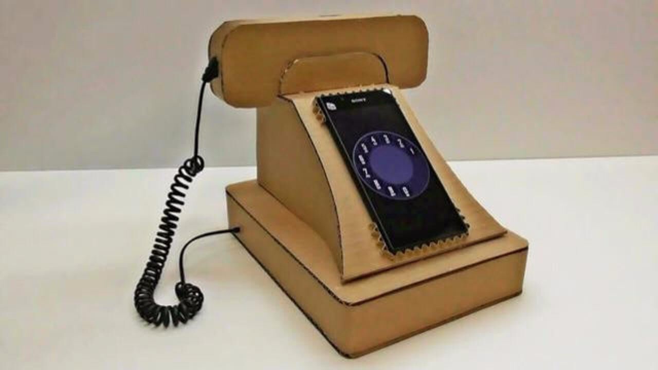 手工牛人用纸板制作了一款老式电话机外观的手机座放手机太酷了