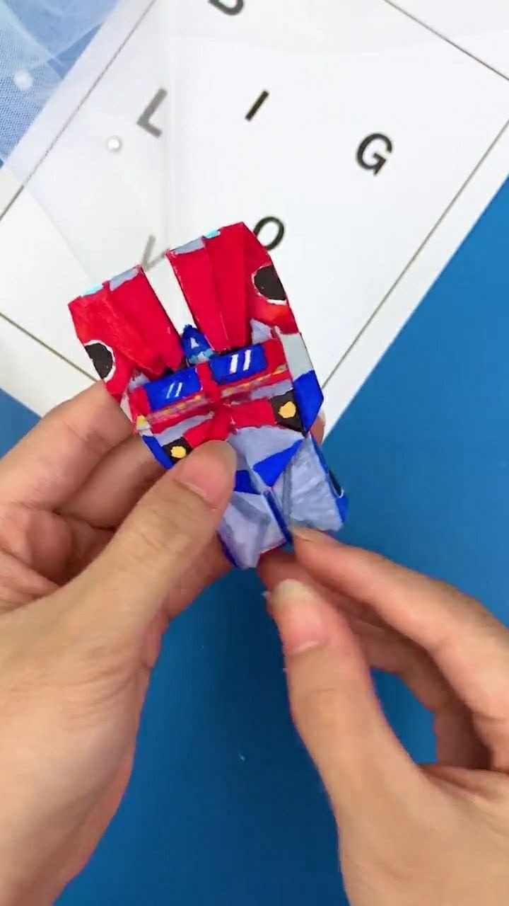 折纸变形金刚擎天柱来了先来一段变形过程