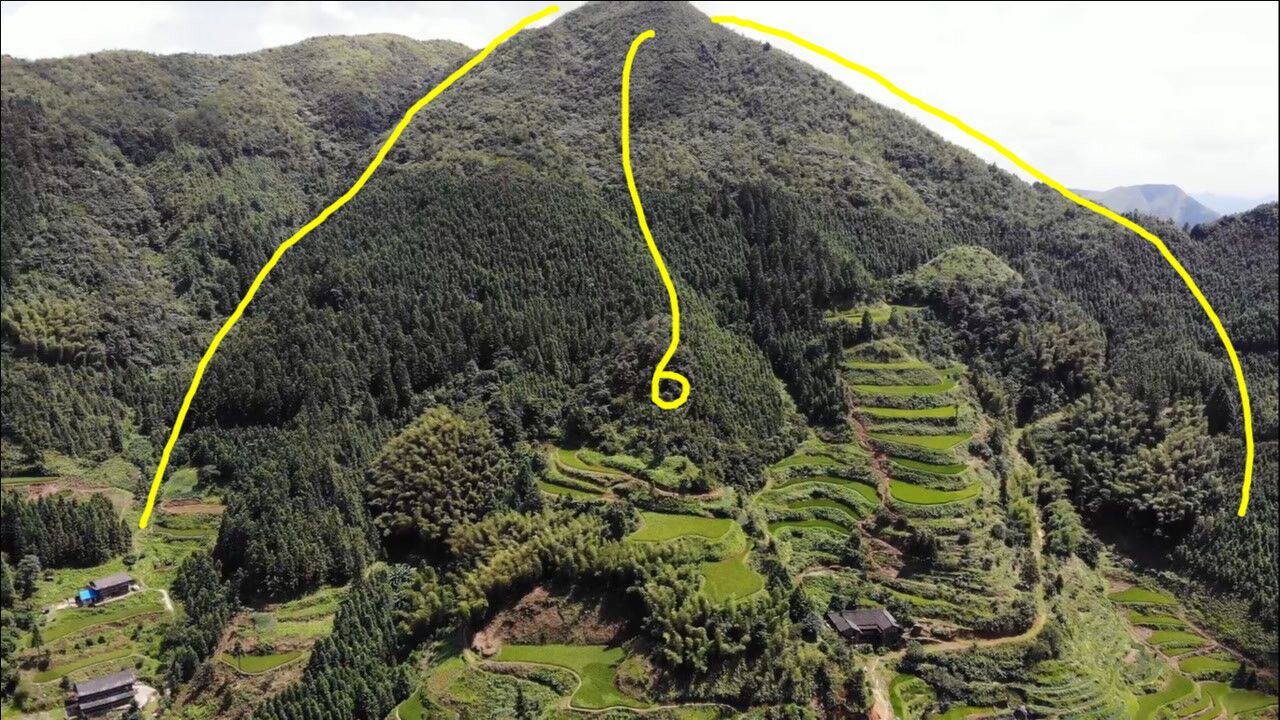 背靠大山青龍白虎左右環抱中間有個山包頂級的風水寶地啊