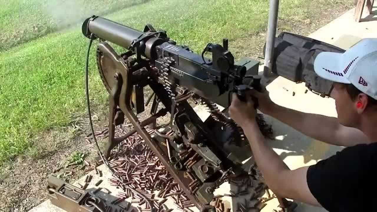 水冷式mg08马克沁重机枪采用弹链供弹性能威力不减当年