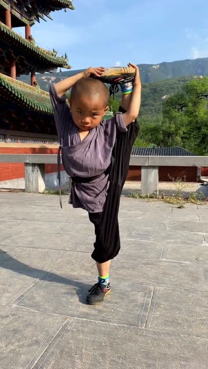 小男孩练功的样子真帅气台上一分钟台下十年功