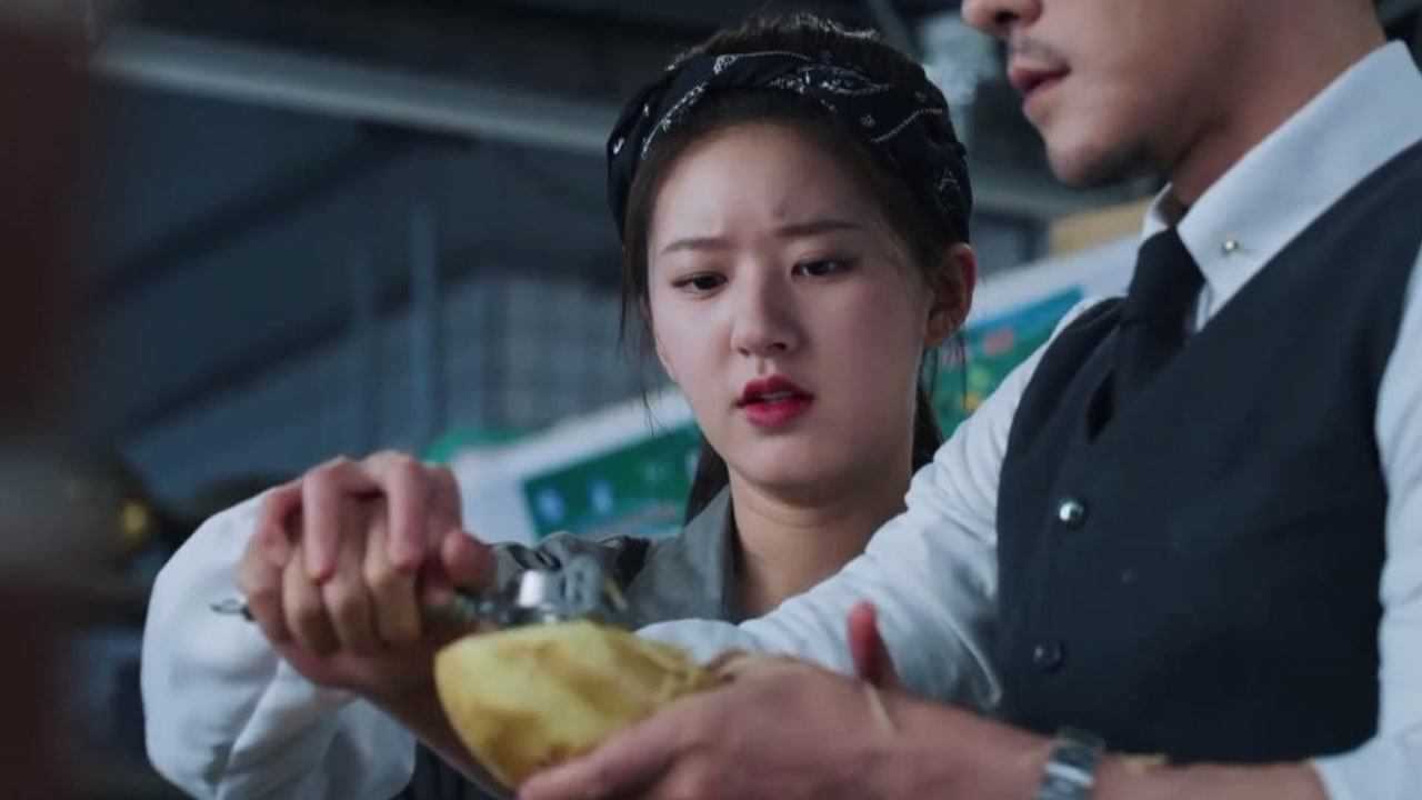 《我,喜欢你》美食纯享cut12:顾胜男手把手教路晋削土豆,总裁有点囧