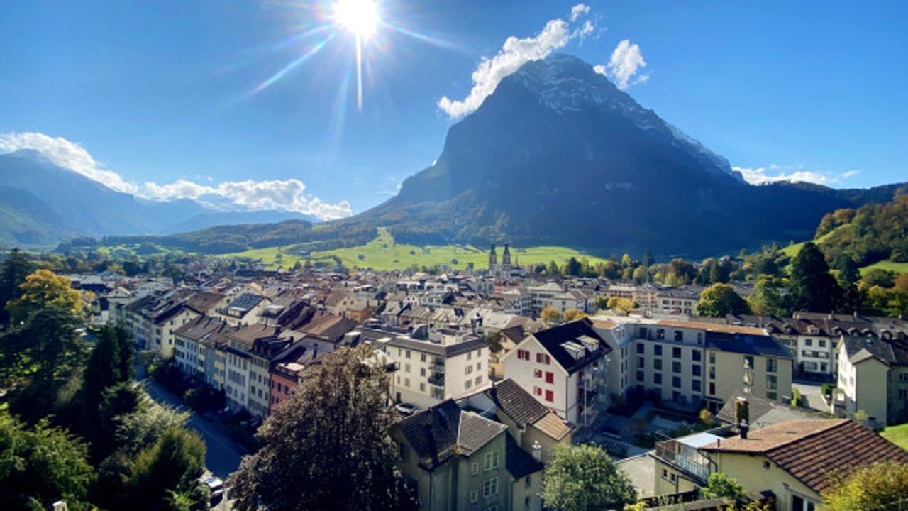 旅行中秋日风景||漫步在瑞士,遇见群山环绕的小城glarus格拉鲁斯