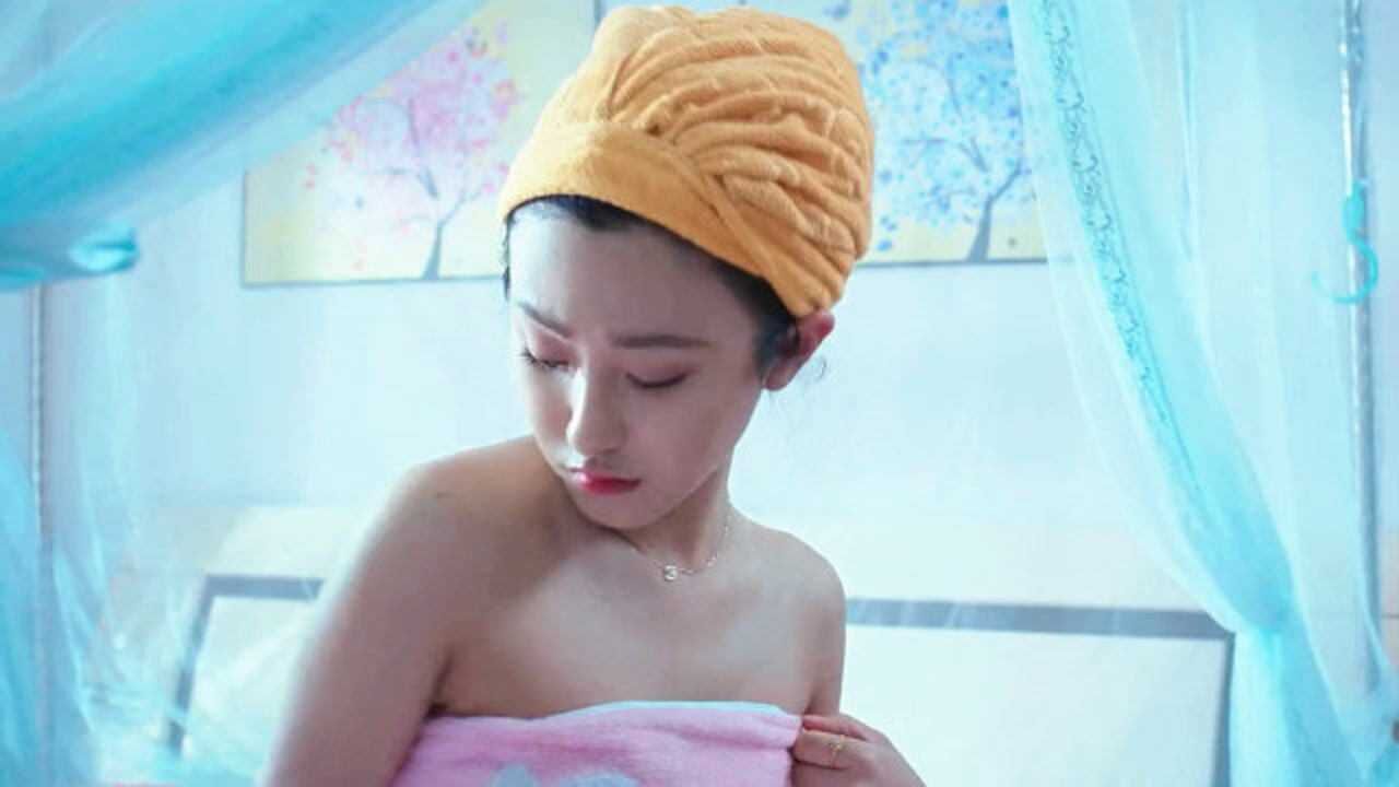 女生在宿舍洗澡突然陌生小伙打电话来约她吃饭