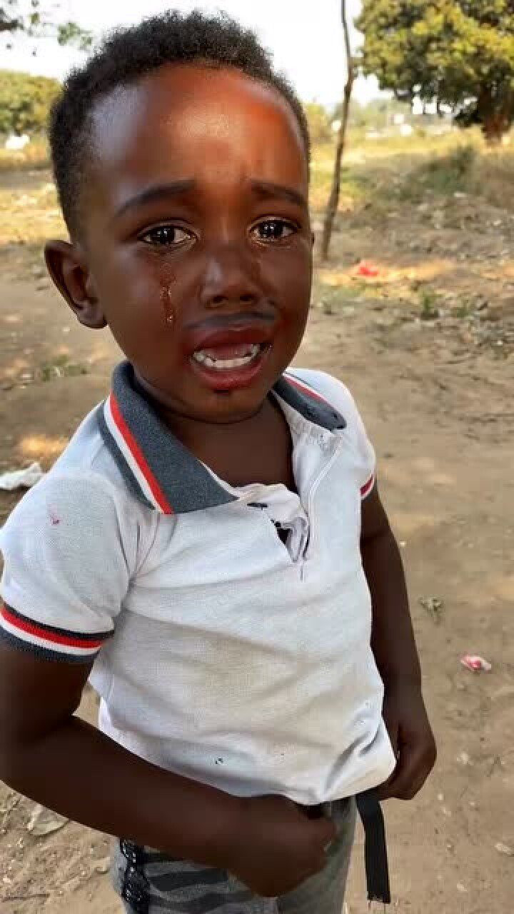 一不给非洲孩子买东西吃,他就开始哭,精心给他化的妆都被他哭花了!