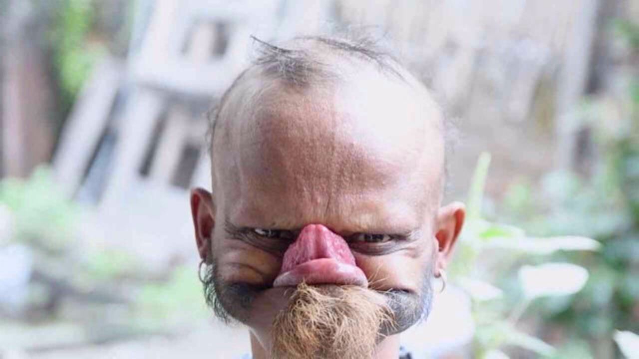 拥有"世界最长舌头"的男人,可以轻松舔到额头,真的太厉害了