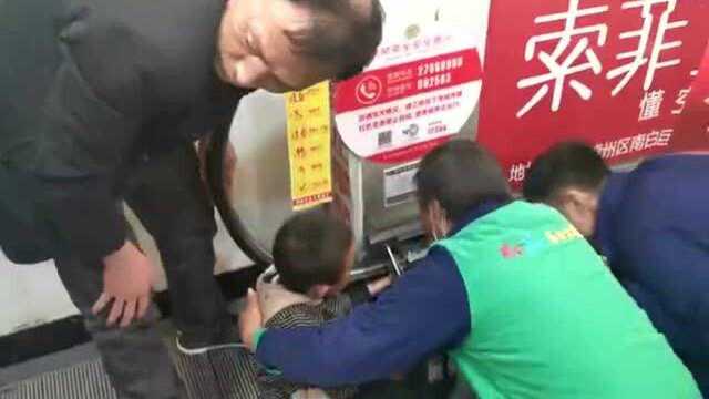 3岁幼童独自乘坐商场电梯 左手掌被卷入电梯缝隙