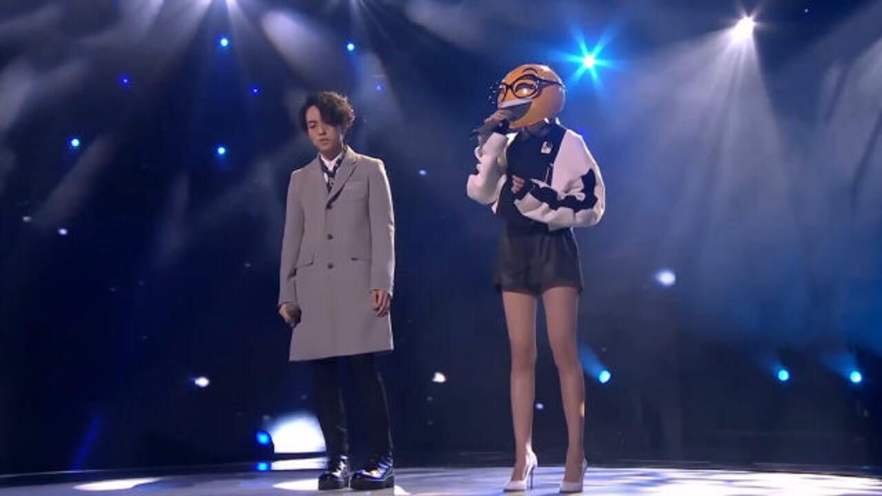 郁可唯登上蒙面唱将还没开口唱一句大长腿就被认出