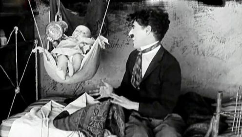 卓别林喜剧电影：流浪汉捡到弃婴，被警察盯上甩不掉，只得收养