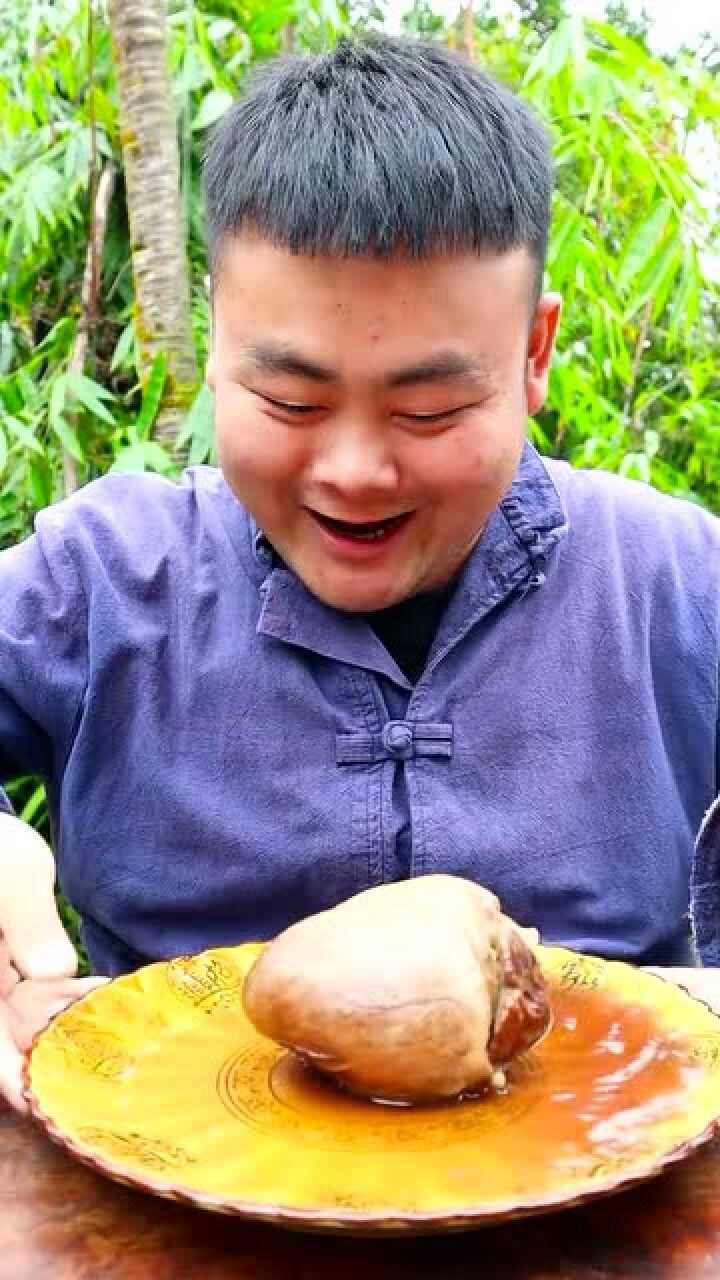 松松好不容易吃回独食没想到还是上了二毛的当