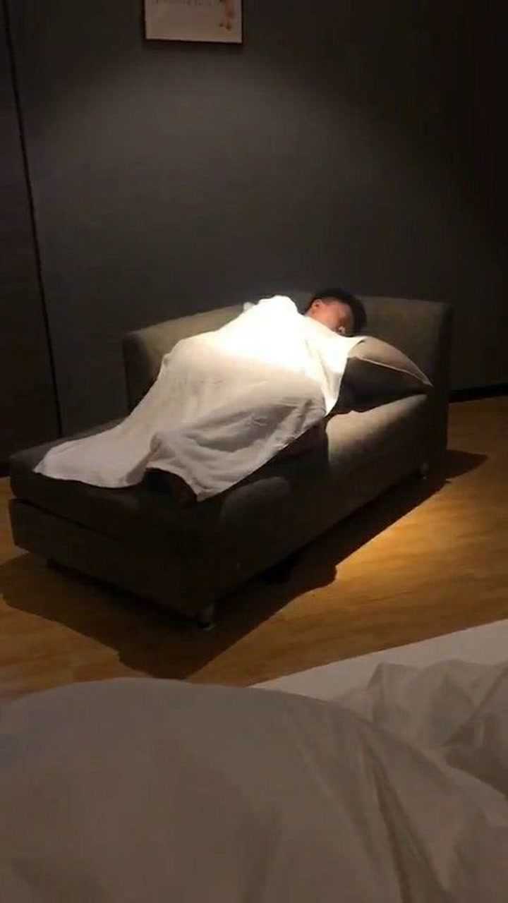 这是我兄弟每次开房睡觉都要睡沙发怎么也不肯睡床也不知道他到底是