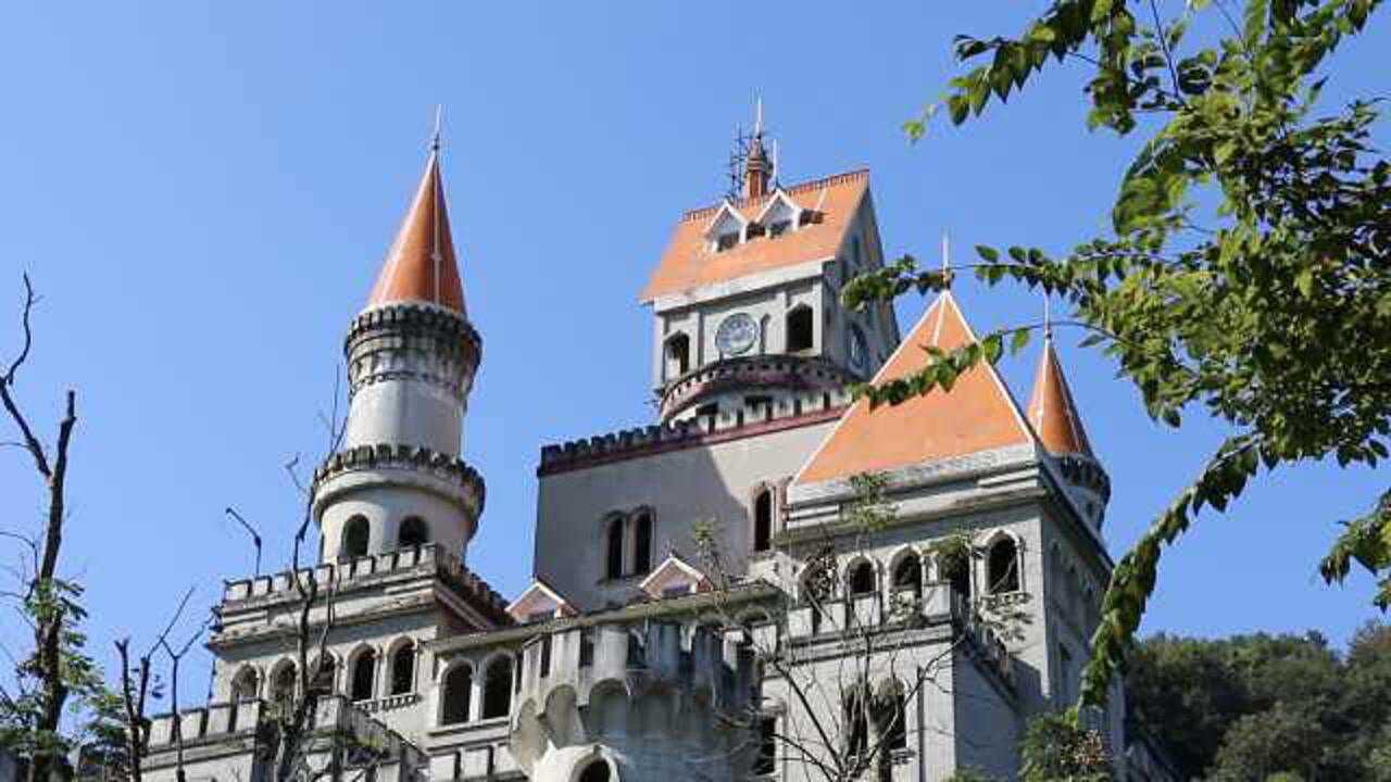 重庆一深山现废弃"欧洲城堡",钟楼准时响,墙上有各种符号