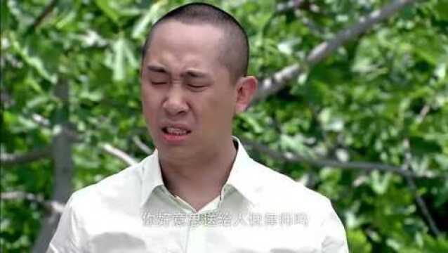 男子的玫瑰花撒了一地,还被“采花大盗”“采花大贼”轮番蹂躏,太可怜了!