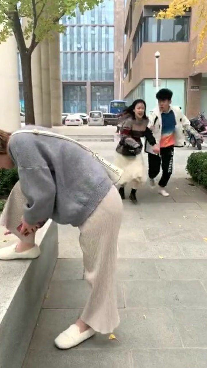 当你打了女生的屁股，女生对你的反应_高清