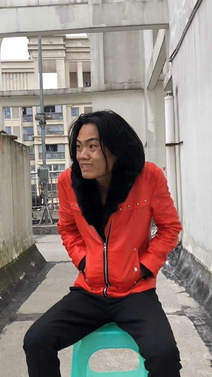 大明星落魄潦倒啦