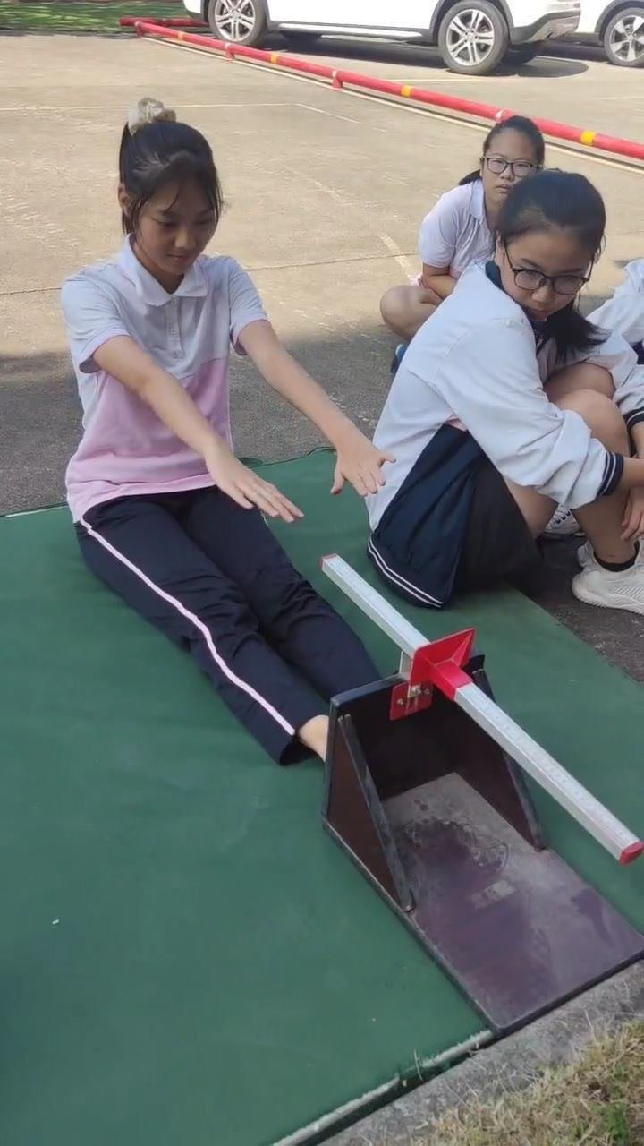 这次坐位体前屈测试找来练舞蹈的巧淳同学做示范果然标准到位你们最好