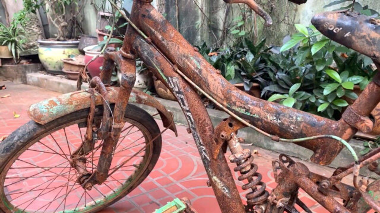生锈的旧自行车,老师傅花几百成本将其翻新,总觉得不划算