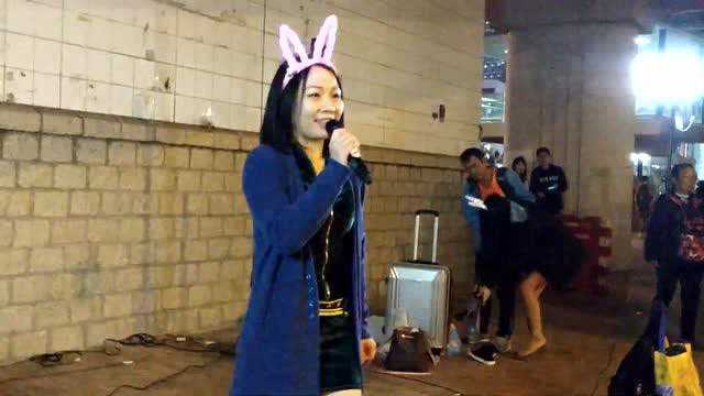 香港女歌手乐儿演唱《爱情买卖》,歌声太美妙了,听多少遍都不腻