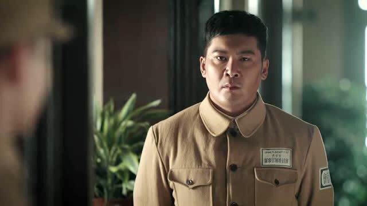 光荣时代:齐拉拉偷偷把资料放回去,谁知一转头就看见了郝平川,这下