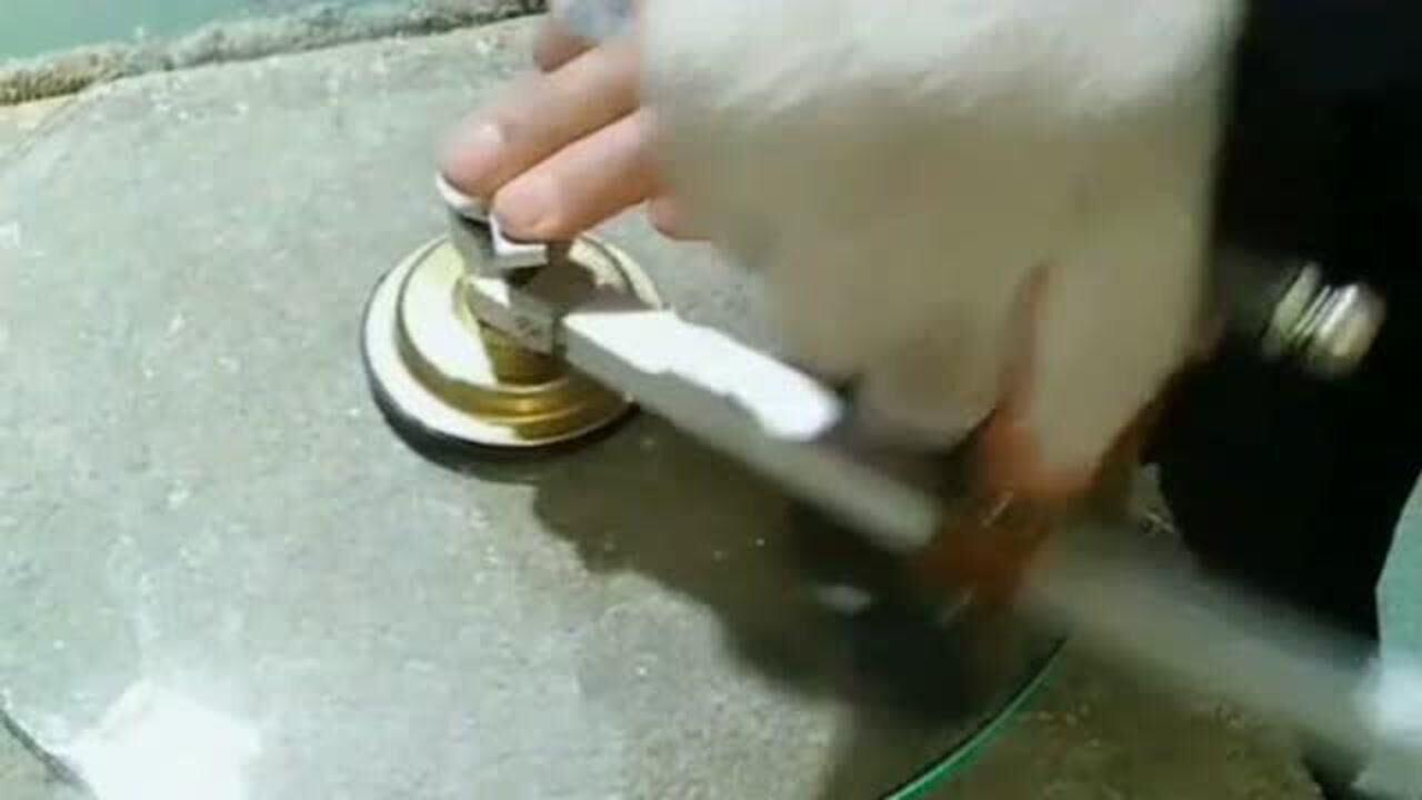 切割玻璃也是需要很高的手艺的,一不小心就会把玻璃弄碎,而且还容易划破手_腾讯视频
