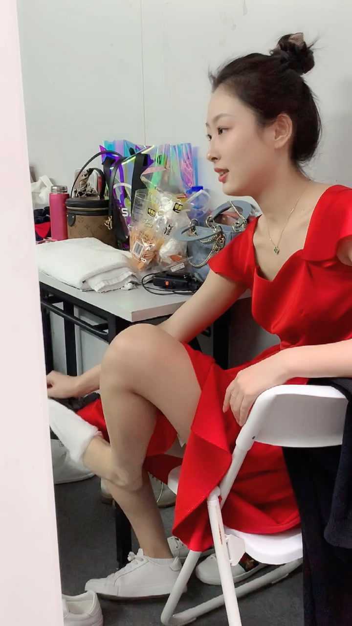 女神是这样脱袜子的