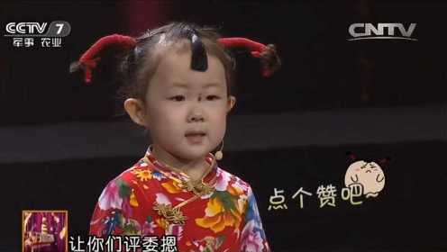 大衣哥配合三岁萌娃表演《小苹果》，在一旁甘愿当配角！
