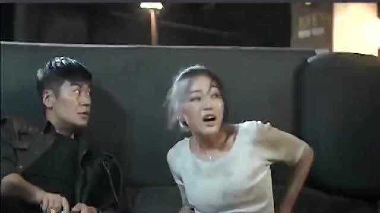 美女被绑架，不仅被吊起来还要光脚站在冰块上，被折磨的崩溃大哭_高清