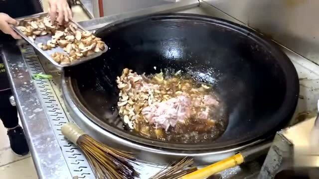 农村山东做大锅炖菜,中午卖16锅800多碗,两层楼全坐满