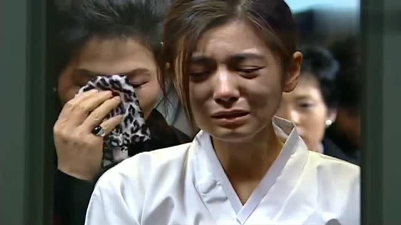 人鱼小姐音乐响起雅俐瑛捧着母亲的画像哭的好痛心