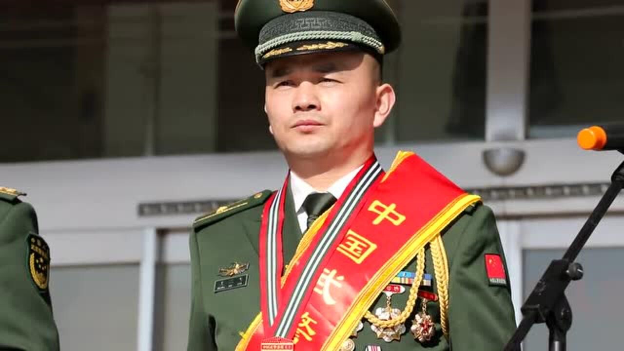 中国武警十大忠诚卫士王二飞载誉归来.(廊坊王一铭杨龙王乐)