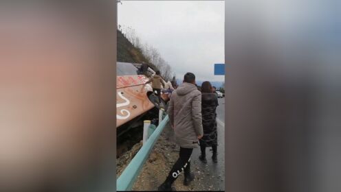 贵州一辆大巴车高速路上侧翻，路人砸窗救人