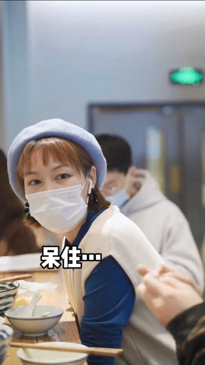 小甲同学无限续的肥肠面终于引起隔壁桌漂亮小姐姐的注意了