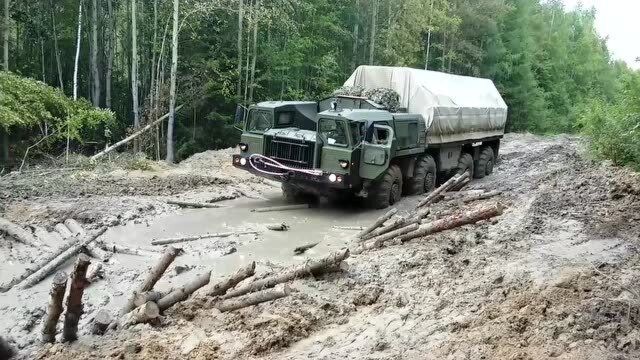 看了俄罗斯军用越野MAZ过烂泥路,才明白什么叫越野车,不得不服