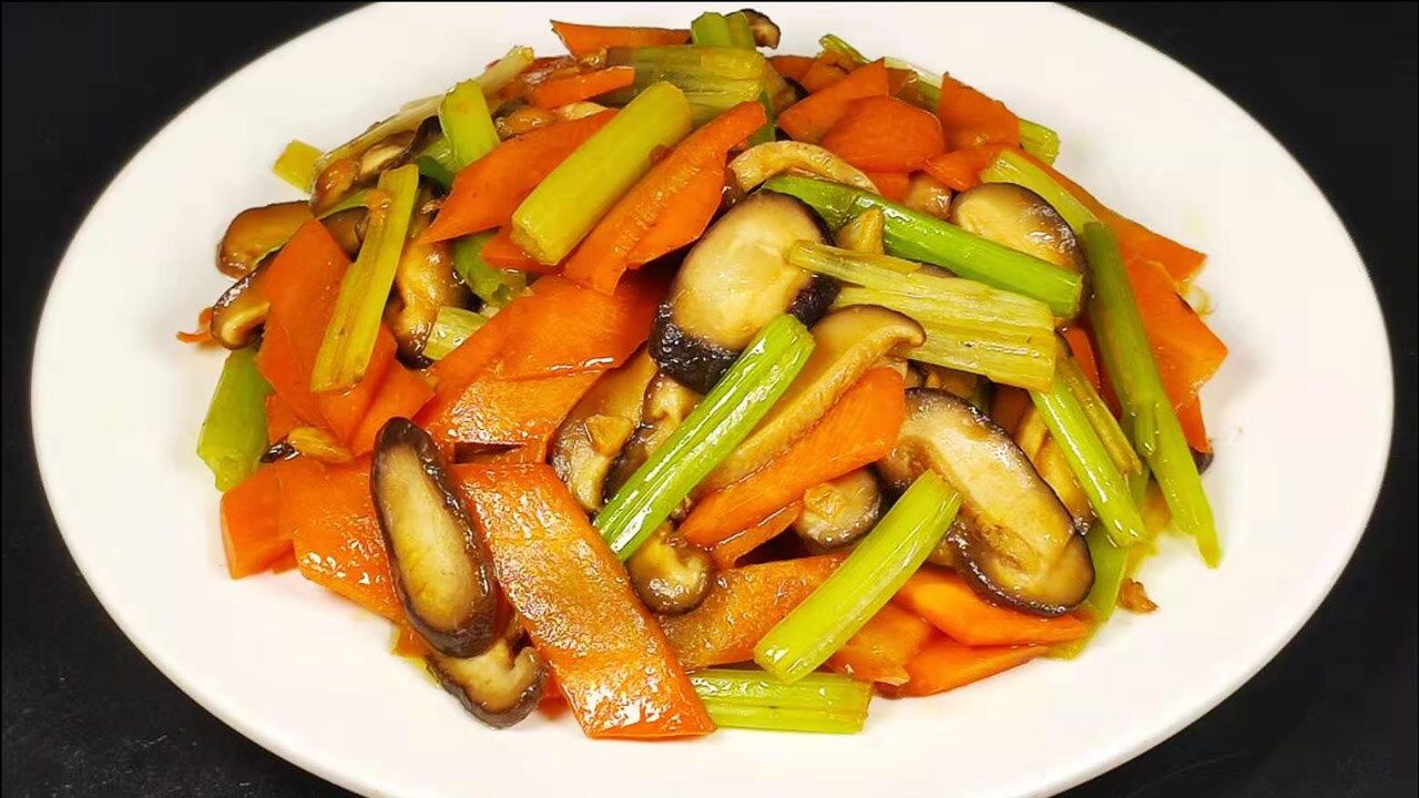 教你用胡萝卜炒香菇,清淡爽口鲜香滑嫩,营养美味出锅比肉都香