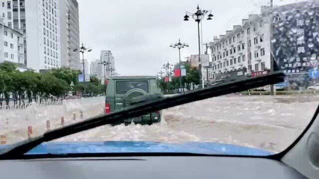 暴雨之后的黄山路面已经被淹,不开导航完全找不到车道