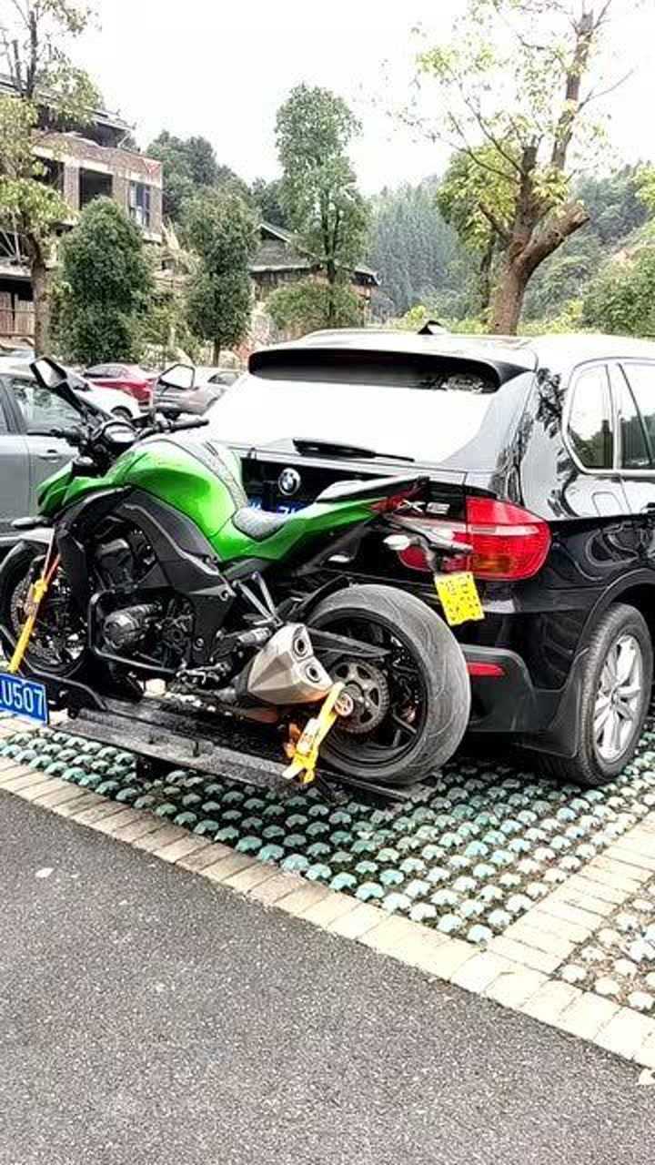 土豪的日常,宝马x5后边挂上川崎z1000,价值20万的摩托车!