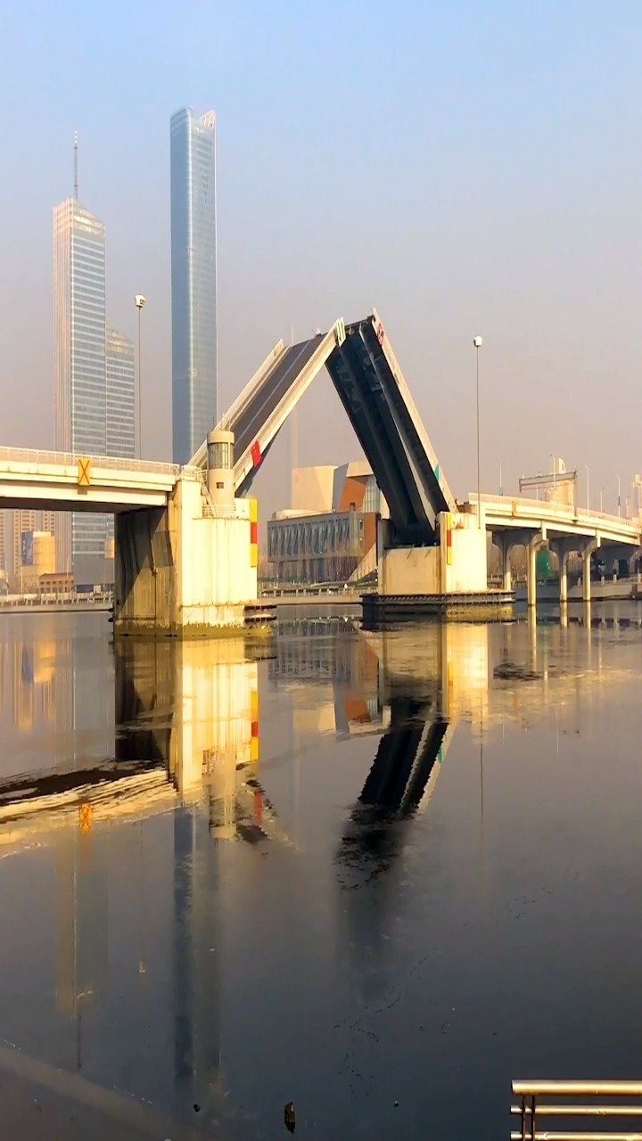 天津海河开启桥,升桥过船,太震撼了.