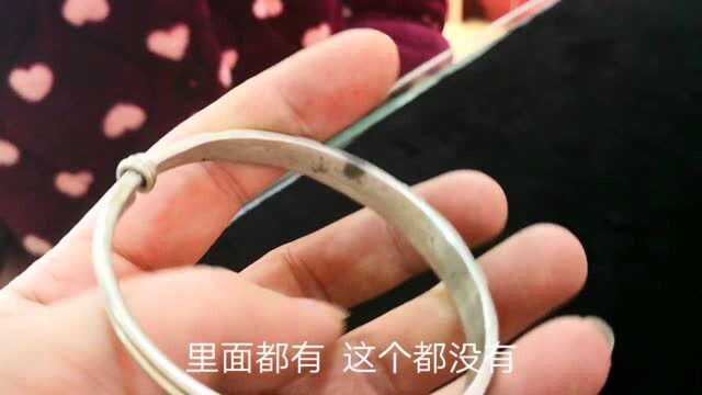 大娘拿四十年前娘家陪送的银手镯来变现,结果很无奈,回收价格真低!