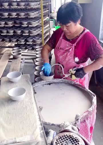 瓷青花瓷上釉后,还要经过1360度高温烧制,才能成为好瓷器!
