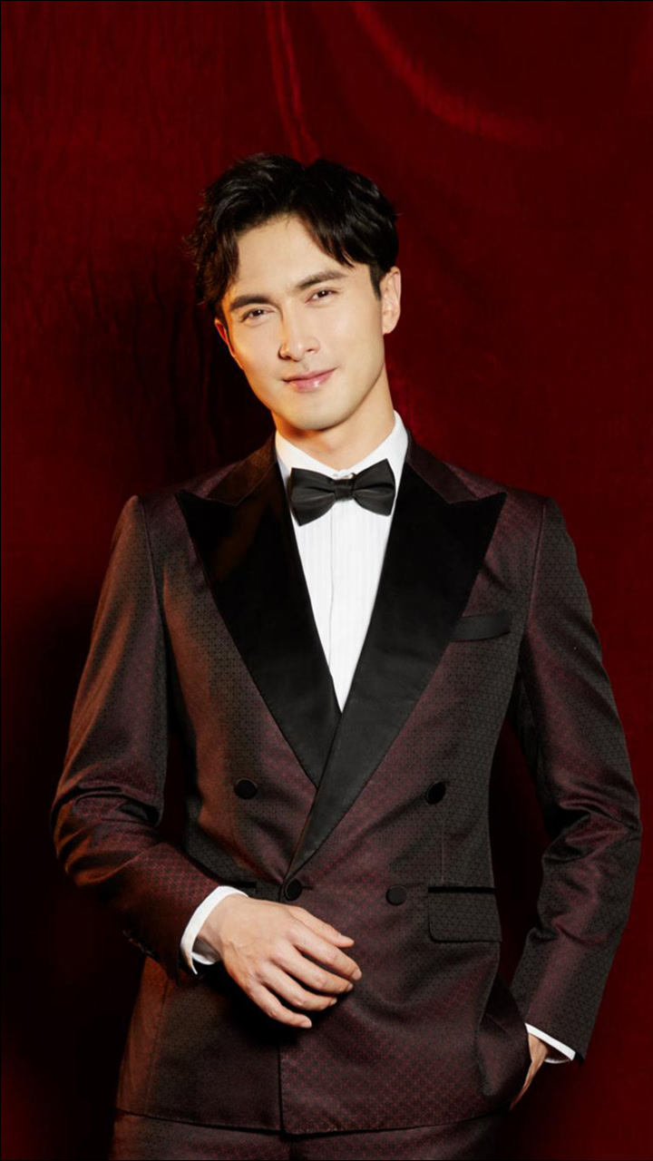 2021央视春晚:高伟光现身春晚最终联排 穿拼接羽绒服保暖