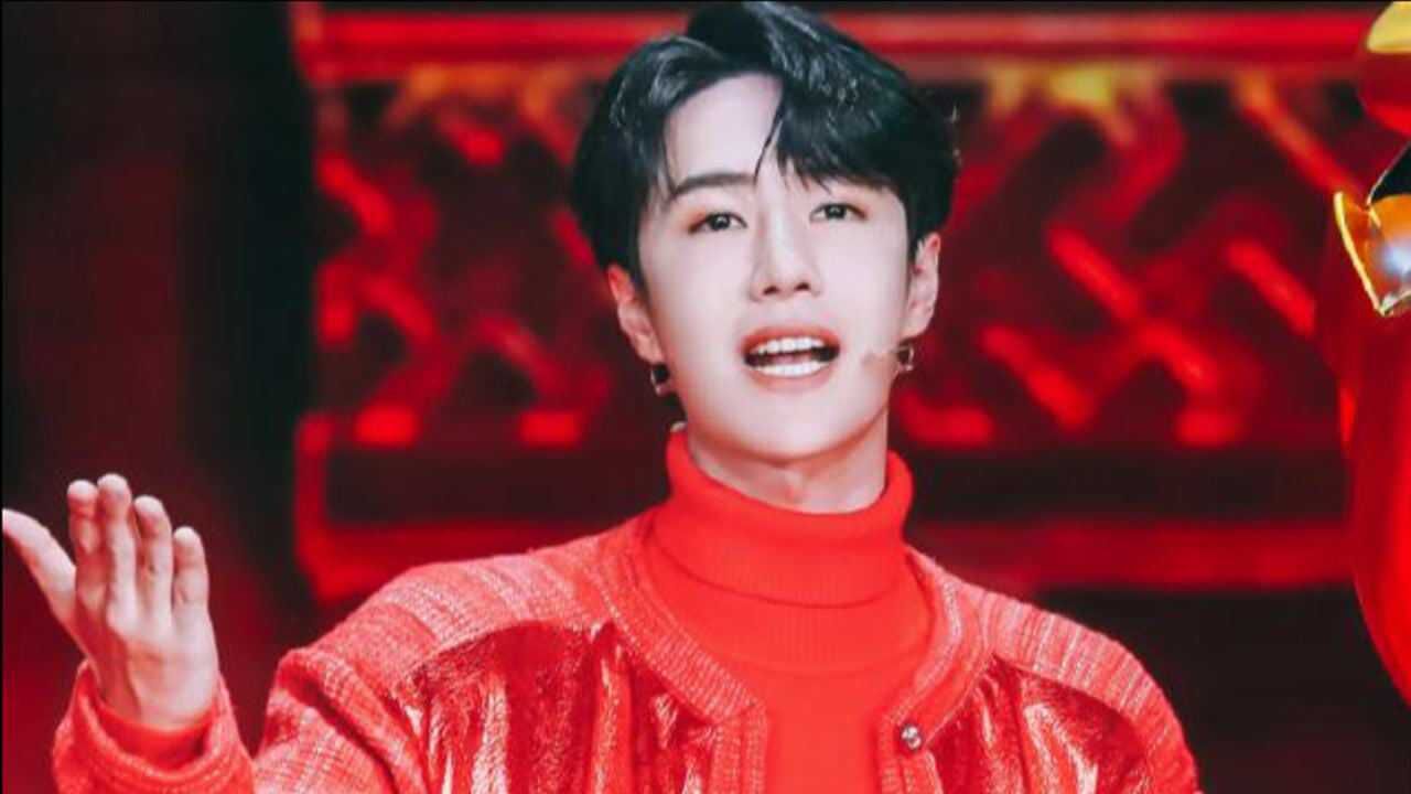 明星春晚"红装"满屏喜庆,迪丽热巴造型可爱,张艺兴王一博跳舞太养眼!