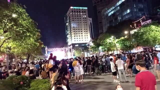 越南胡志明市跨年晚会阮惠街人挤爆了,场景看太壮观了