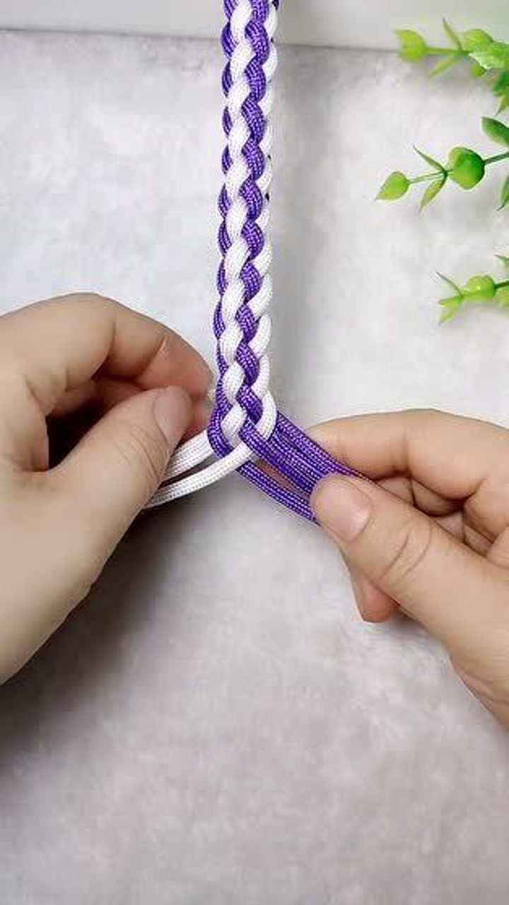 圆八股辫的编法,学会了编手链项链或挂绳,简单漂亮!