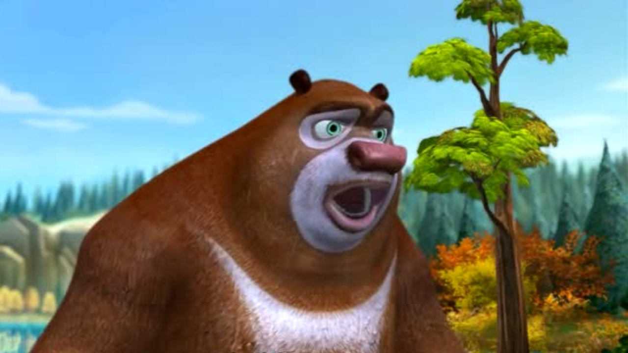 熊出没:熊大熊二下山到小镇游玩,熊二看见石狮子反应搞笑极了!