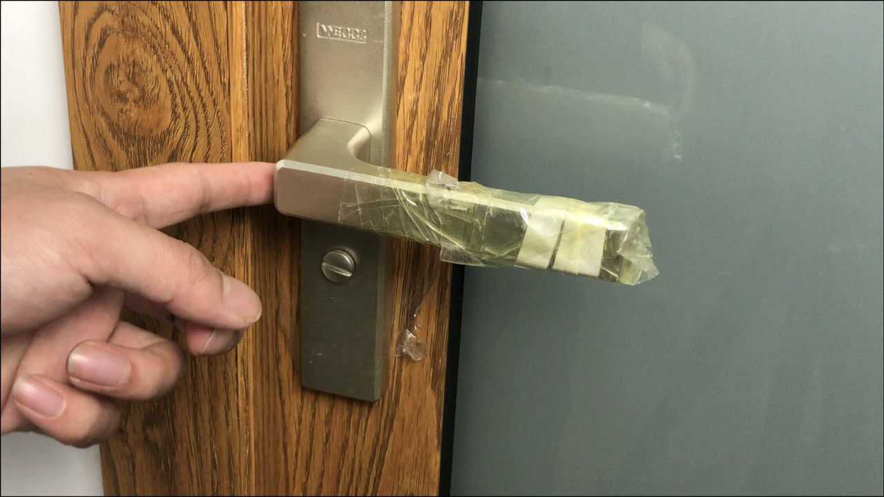 房门被反锁没钥匙打不开？教你快速开门好方法，一枚硬币就搞定_高清
