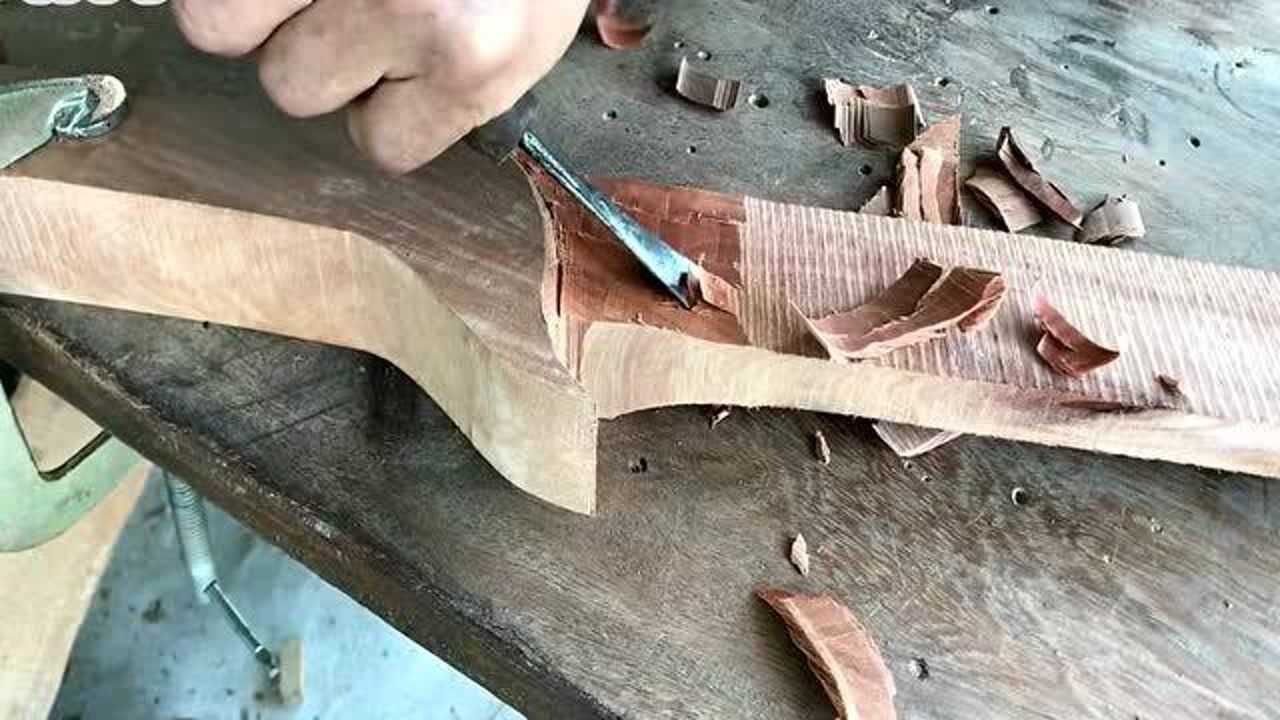 老木匠用木头制作一把木剑纯手工打造送给孙子当生日礼物