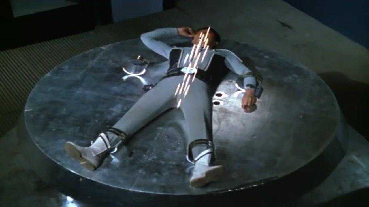 当赛文奥特曼失去眼镜,战斗力为零,被绑起来做实验